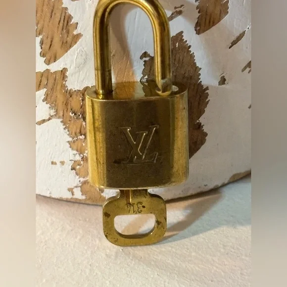 🇫🇷 #314 Louis Vuitton Brass Padlock with Key #314 - Picture 6 of 8